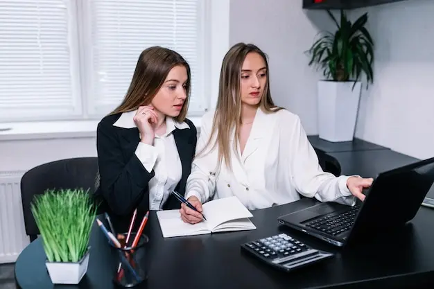 dos-empresarias-felices-coworking-computadora-portatil-computadora-escritorio